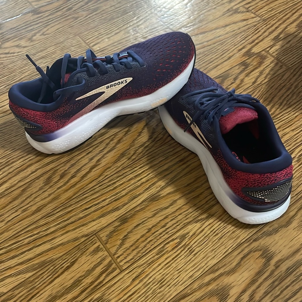 Women’s Brooks Ghost 16- 6.5 W - Peacoat/Raspberry/Apricot only worn a few weeks